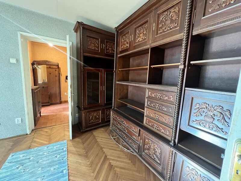 Titan, metrou 7 min, etaj 2/4