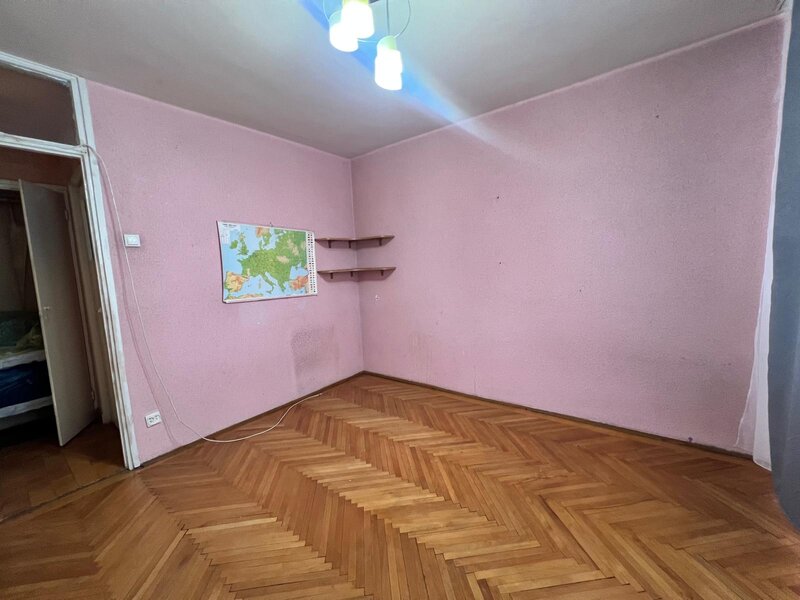 Titan, metrou 7 min, etaj 2/4