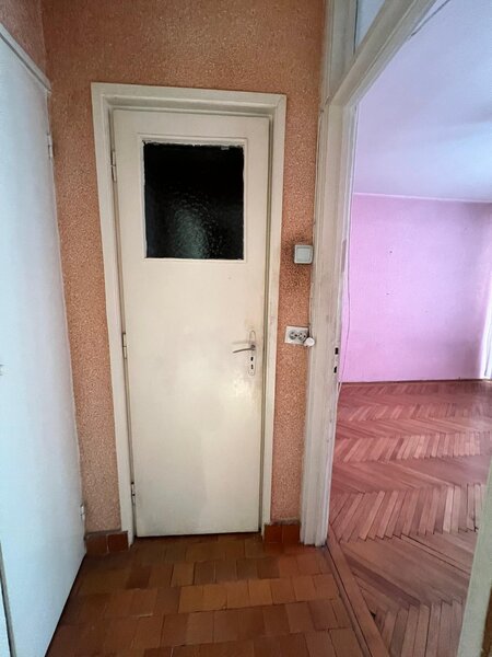 Titan, metrou 7 min, etaj 2/4