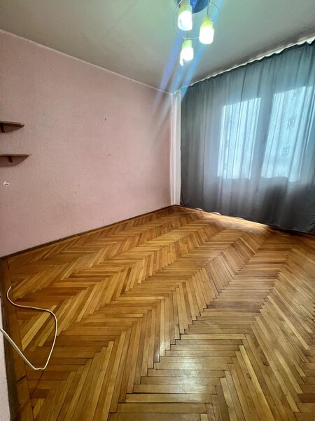 Titan, metrou 7 min, etaj 2/4