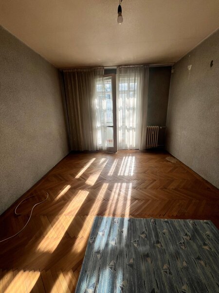 Titan, metrou 7 min, etaj 2/4