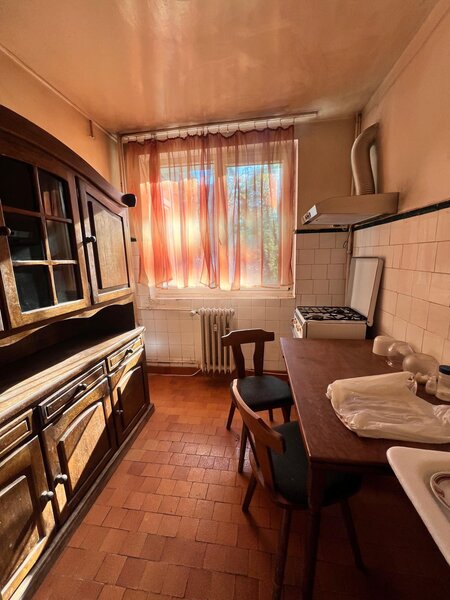 Titan, metrou 7 min, etaj 2/4