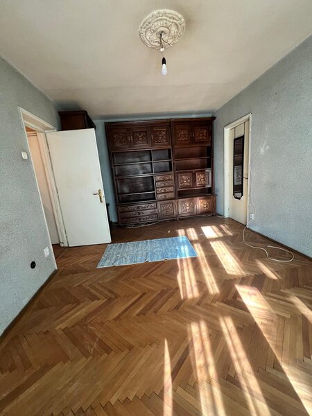 Titan, metrou 7 min, etaj 2/4