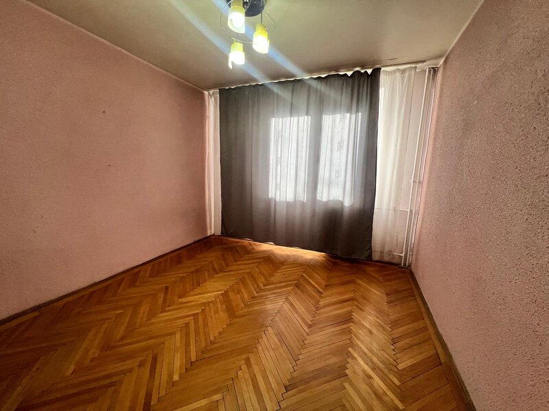 Titan, metrou 7 min, etaj 2/4