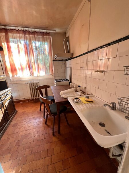 Titan, metrou 7 min, etaj 2/4