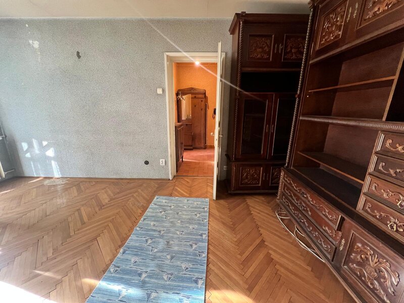 Titan, metrou 7 min, etaj 2/4