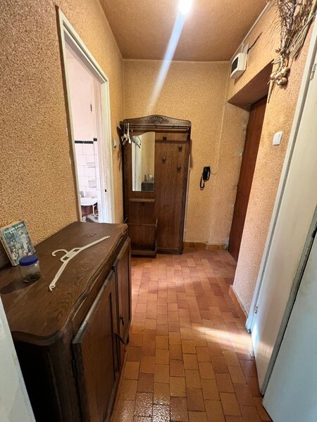 Titan, metrou 7 min, etaj 2/4